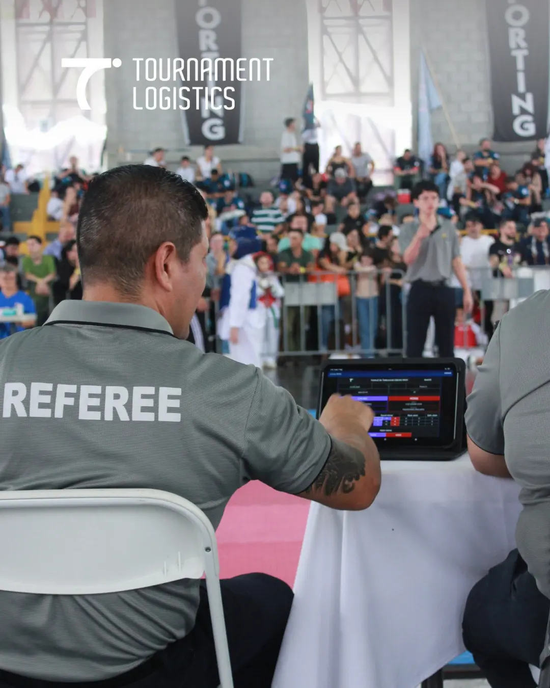 Árbitro cargando resultados en vivo desde la app