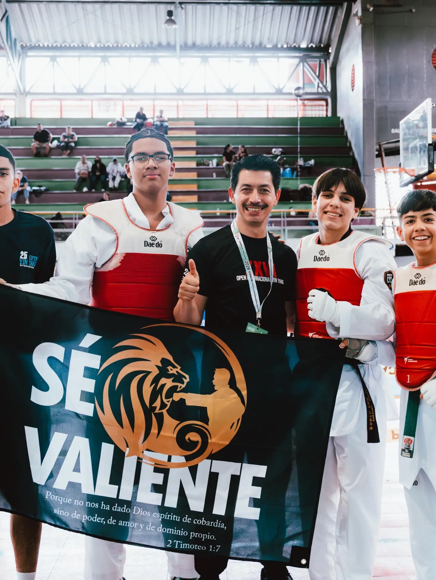Coach y atleta celebrando tras la competencia