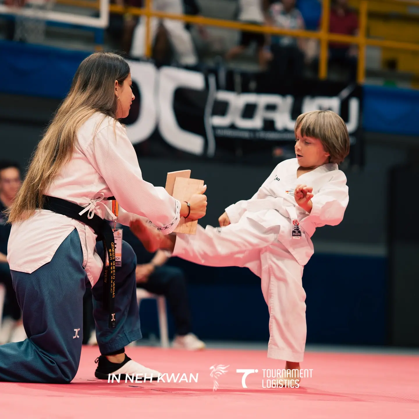 Atleta infantil en prueba de ruptura de tabla