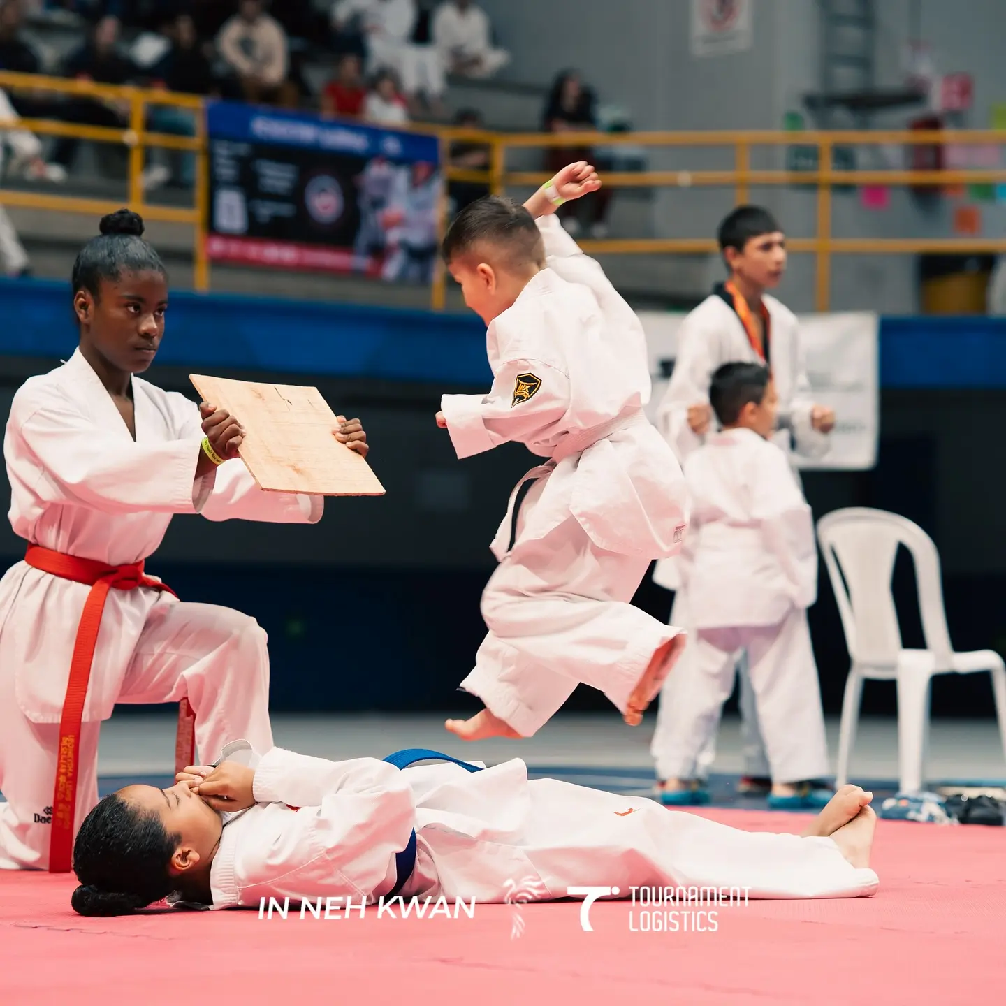 Atleta en salto durante prueba de ruptura de tabla